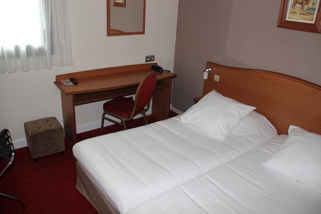 Kyriad Saint Quentin en Yvelines - Montigny Habitación foto